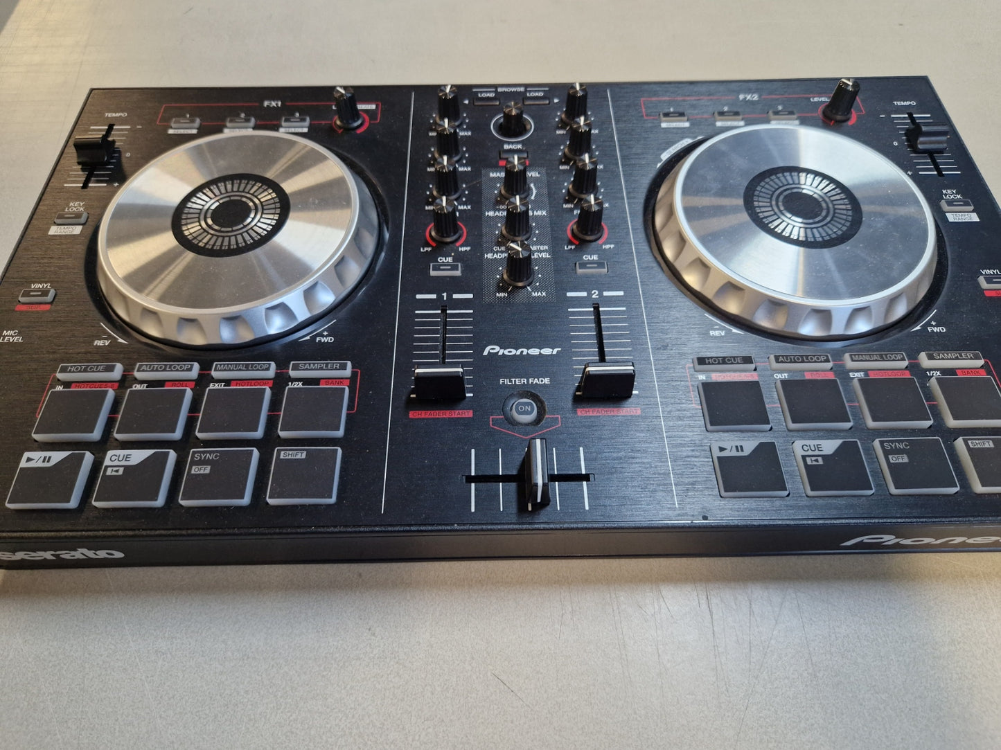 Pioneer DDJ-SB incl PC, Virtual DJ en Tidal.