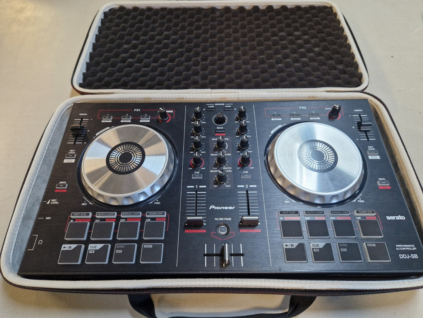 Pioneer DDJ-SB incl PC, Virtual DJ en Tidal.